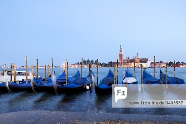 Gondeln in einer Reihe  San Giorgio Maggiore im Hintergrund  Venedig  Italien