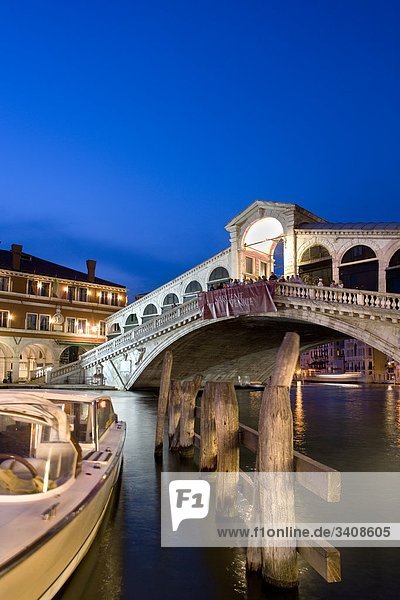 Blick auf die Rialtobrücke  Boot und Holzpfeiler im Vordergrund  Venedig  Italien