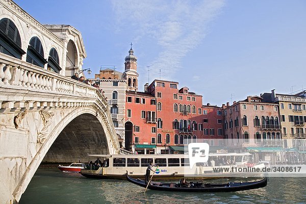 Rialtobrücke und Boote auf dem Canale Grande  Venedig  Italien