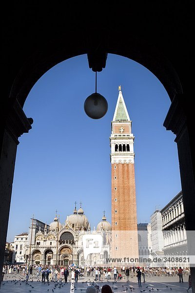 Blick auf den Glockenturm durch einen Bogen,  Markusplatz,  Venedig,  Italien