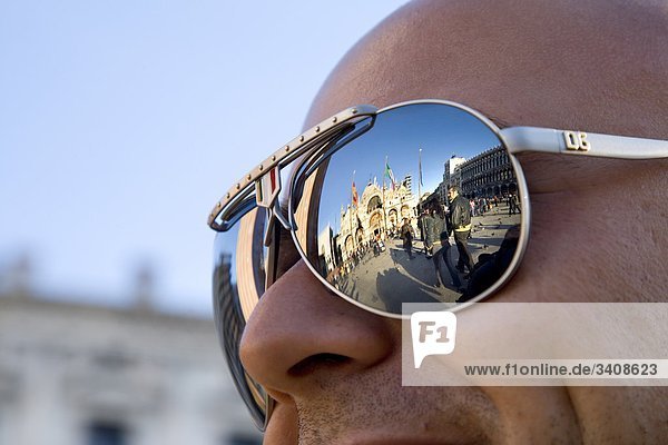 Markusplatz spiegelt sich in der Sonnenbrille eines Mannes  Venedig  Italien