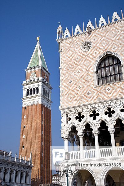Markusturm und Dogenpalast  Venedig  Italien  Flachwinkelansicht