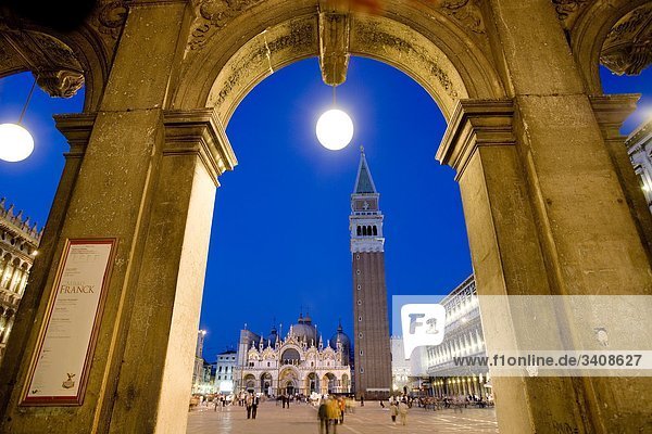 Blick auf den Markusplatz durch einen Bogen  Venedig  Italien  Flachwinkelansicht