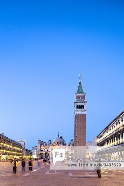 Touristen auf dem Markusplatz  Venedig  Italien