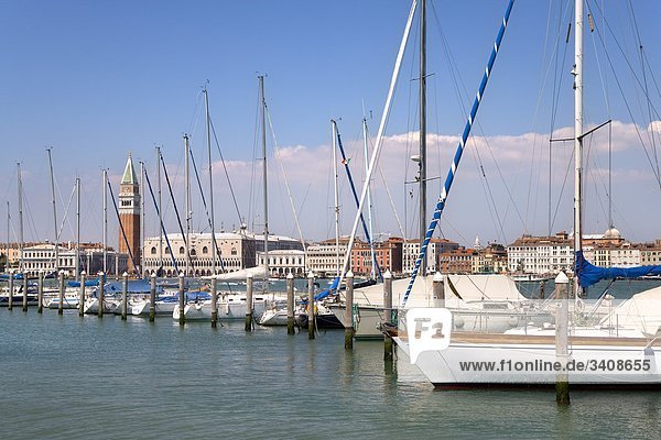Segelboote im Hafen von Venedig  Italien
