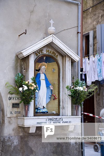Heiligenfigur an einer Hausfassade  Chioggia  Venetien  Italien Hausfassade