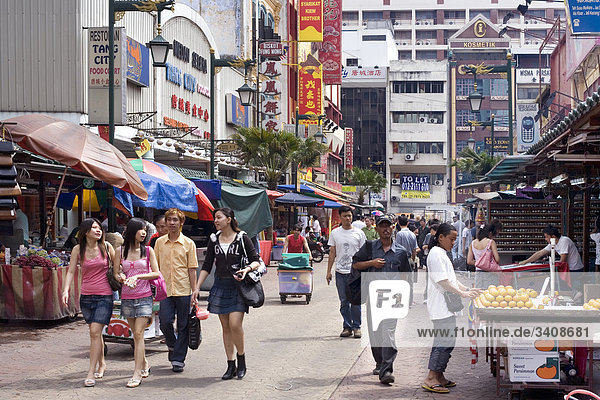 Fußgänger in einer Einkaufsstraße  Chinatown  Kuala Lumpur  Malaysia