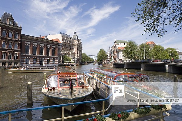 Touristenboot auf der Amstel  Amsterdam  Niederlande  Erhöhte Ansicht