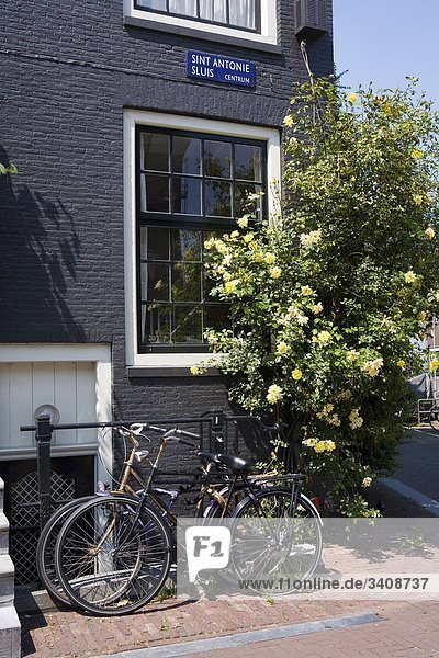 Zwei Fahrräder an einem Haus  Amsterdam  Niederlande