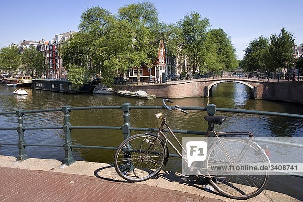 Fahrrad auf einer Brücke in Amsterdam  Niederlande
