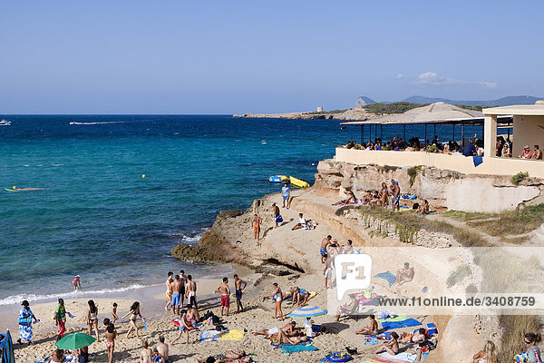 Touristen am Strand von Cala Comte  Ibiza  Spanien  Erhöhte Ansicht