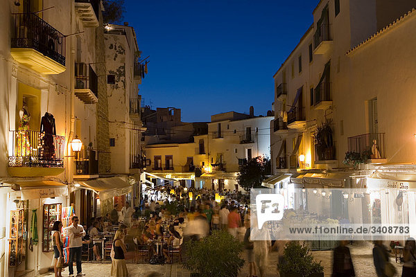 Geschäfte und Restaurants in der Altstadt von Ibiza Stadt  Ibiza  Spanien