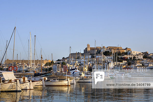 Boote im Hafen vor der Altstadt Dalt Vila  Ibiza Stadt  Ibiza  Spanien