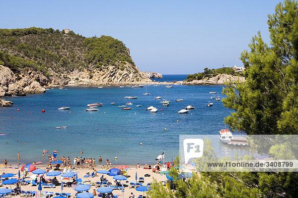 Touristen am Strand von Puerto de San Miguel  Ibiza  Spanien  Erhöhte Ansicht