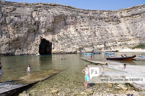 Touristen an einem Binnenmeer  Gozo  Malta