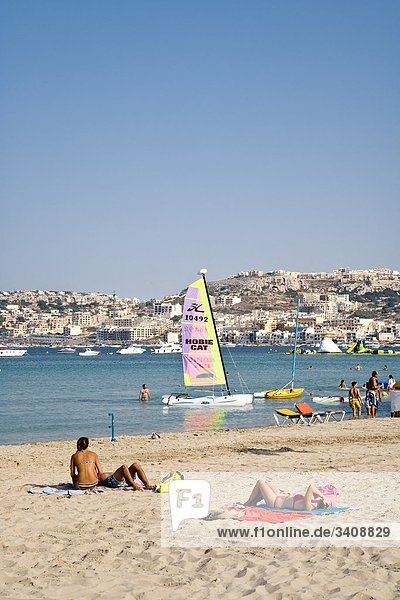 Touristen am Strand  Mellieha Bay  Malta