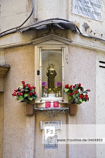 Heiligenfigur an einer Hausfassade  Valletta  Malta  Flachwinkelansicht