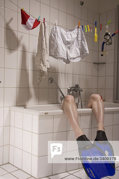 Mit Schwimmflossen zuhause baden