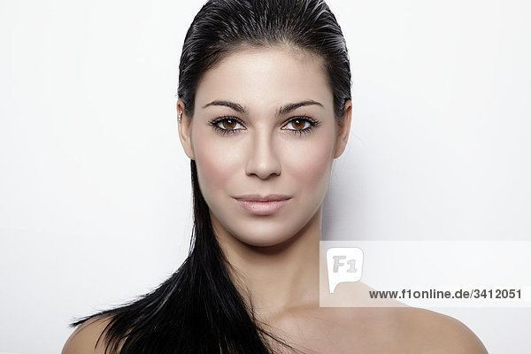 Junge Frau mit schwarzen Haaren  Portrait