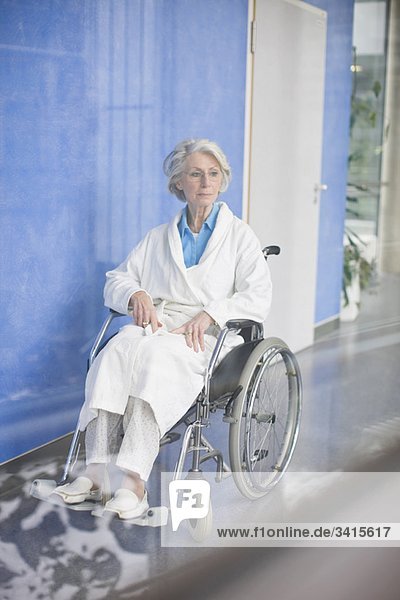 Alte Frau im Rollstuhl