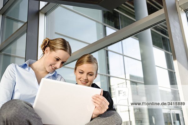 Zwei junge Geschäftsfrau mit Laptop