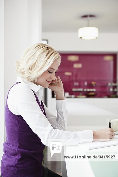 Frau beim Schreiben im Cafe