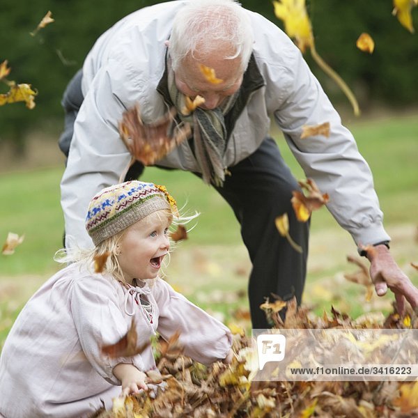 Großvater und Enkelin im Freien