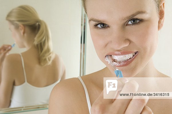 Weibliche Schönheit Zähne putzen