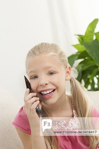 Ein junges Mädchen auf einem Handy