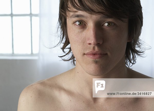 Porträt eines jungen Mannes mit nackter Brust