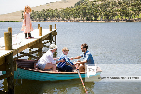 Familie mit Ruderboot
