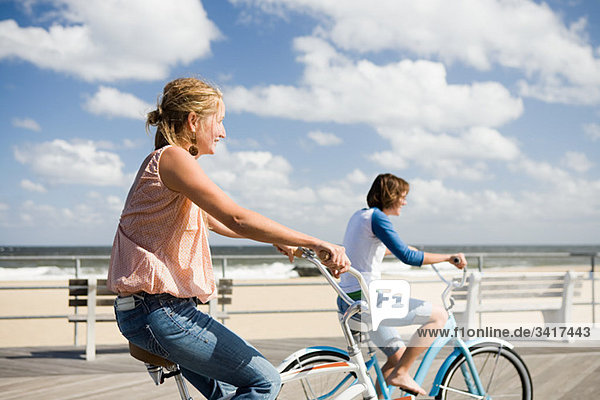 Zwei Frauen beim Radfahren auf der Promenade