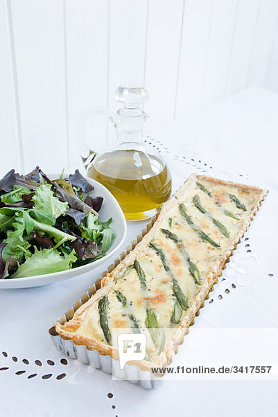 Spargel Quiche mit Salat und Olivenöl