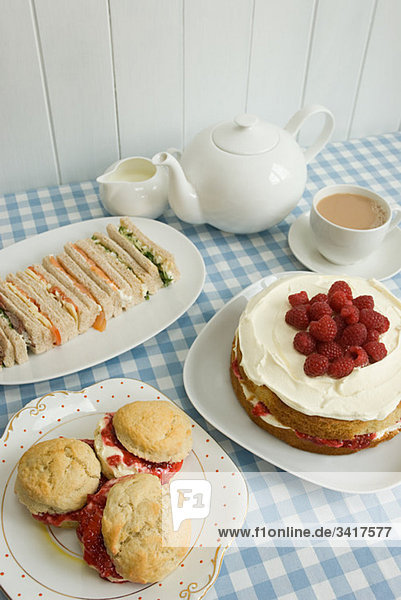 Tee mit Sandwiches und Kuchen