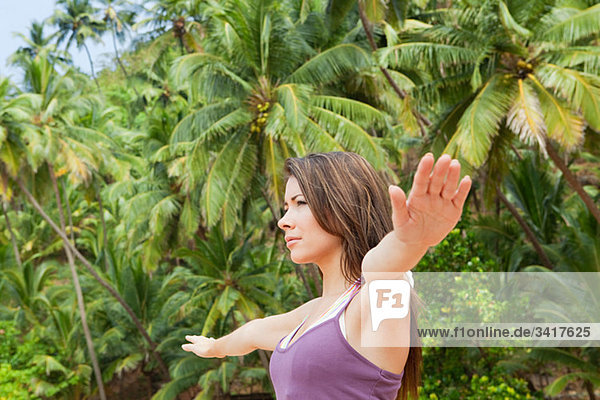 Frau Übendes Yoga von Palmen