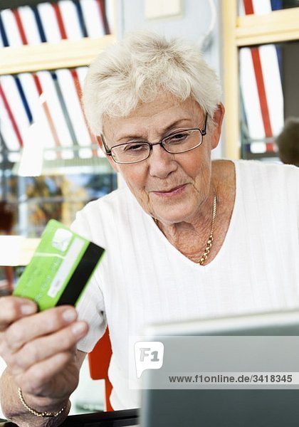 Ältere Frau mit Kreditkarte