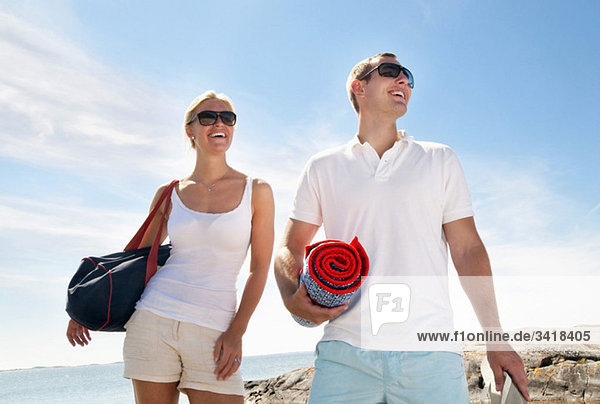 Junges Paar am Strand stehend