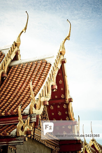 Dach eines Tempels  Bangkok  Thailand  Flachwinkelansicht