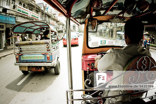 Tuk-Tuks auf einer Straße in Bangkok  Thailand