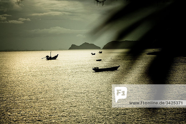Boote an der Küste von Ko Phangan  Thailand  Erhöhte Ansicht