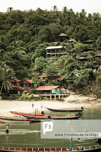 Boote und Touristen am Strand von Ko Phangan Thailand