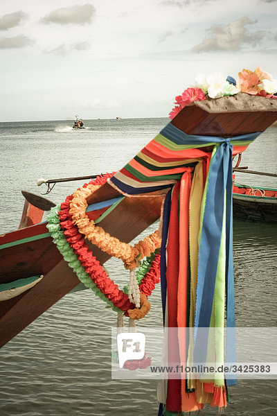 Traditionelles Boot an der Küste von Ko Phangan  Thailand  Close-up