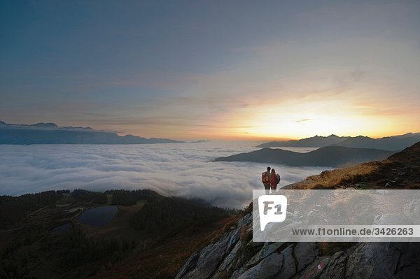 Österreich  Steiermark  Reiteralm  Wanderer bewundern Blick über die Wolken