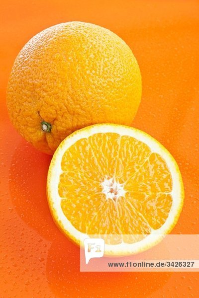 Ganze und geschnittene Orangen
