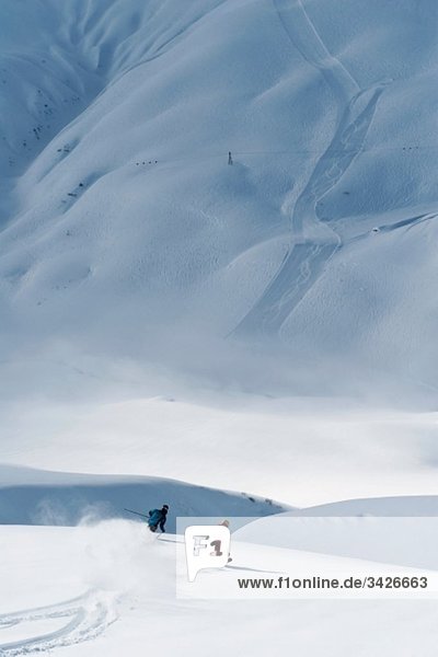 Österreich  Arlberg  Zwei Männer beim Skifahren