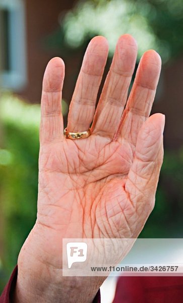 Seniorinnenhand  Nahaufnahme