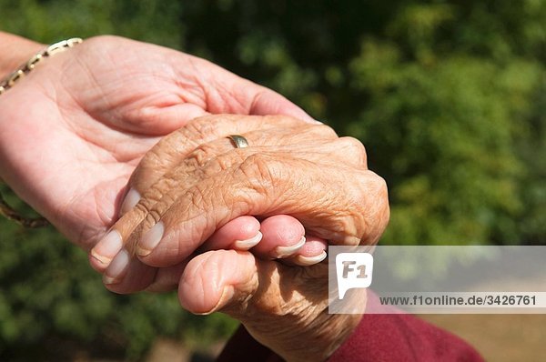 Seniorinnen halten sich an den Händen  Nahaufnahme