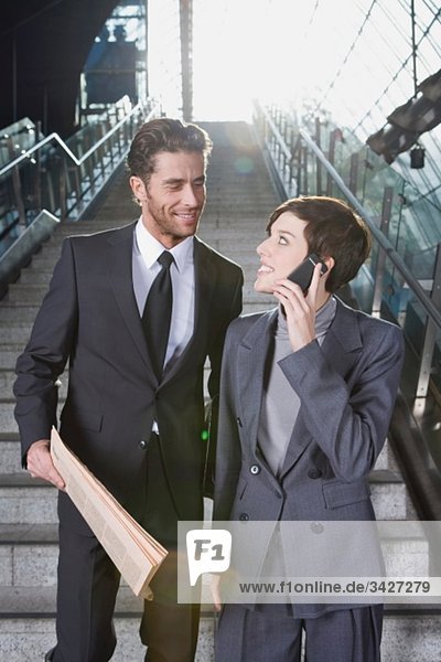Geschäftsleute auf der Treppe  Geschäftsfrau mit Handy