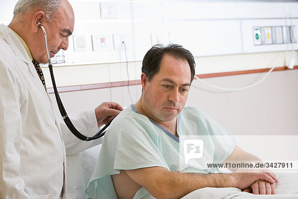 Arzt und Patient im Krankenhaus