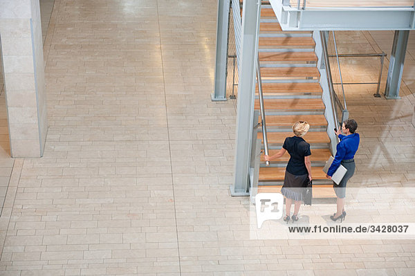 Geschäftsfrauen im Treppenhaus